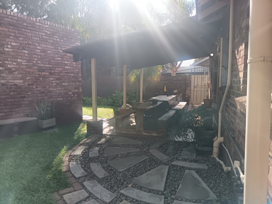 3 Bedroom Property for Sale in Rhodesdene Northern Cape